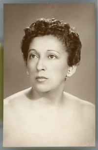 [Mujer de torso desnudo]