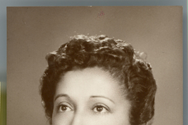 [Mujer de torso desnudo]