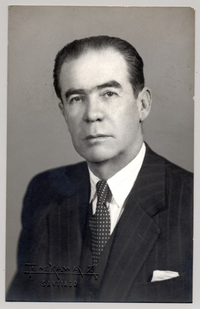 [Hombre adulto de vestimenta elegante]