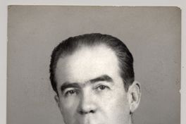 [Hombre adulto de vestimenta elegante]