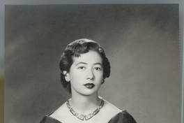 [Mujer joven de vestido largo]