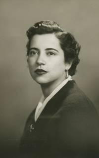 [Mujer de pelo corto, chaleco negro y labios pintados rojos]