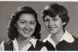 [Dos jovencitas [hermanas] posando con uniforme de colegio]