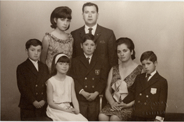 [Familia compuesta por padre, madre y cinco hijos]