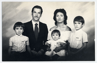 [Familia integrada por padre, madre y tres hijos de los años 70]