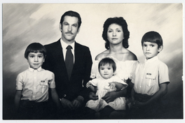 [Familia integrada por padre, madre y tres hijos de los años 70]