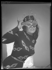 [Mujer con antifaz]