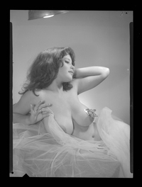 [Inés, vedette de una Compañía de Revistas]