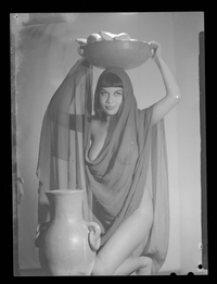 [Inés, vedette de una Compañía de Revistas]