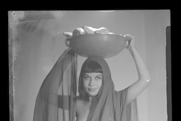 [Inés, vedette de una Compañía de Revistas]