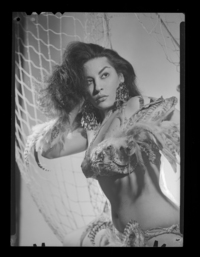 [Cleopatra, vedette de una Compañía de Revistas]