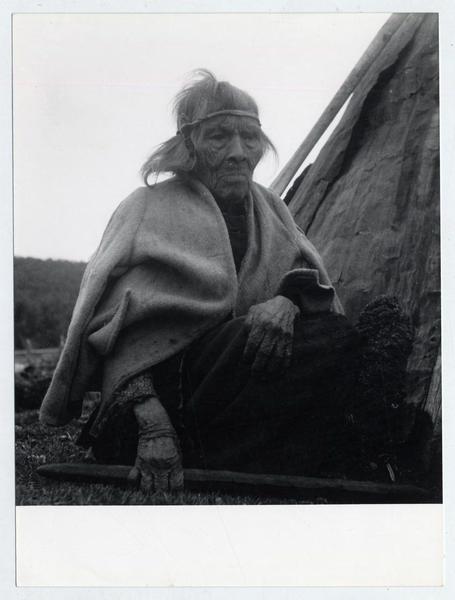 La abuela Lucía, mujer yagana en su toldo [en] Isla Navarino