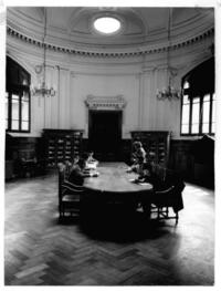 [Biblioteca Nacional. Salón de lectura, con una mesa restangular y usuarios sentados]