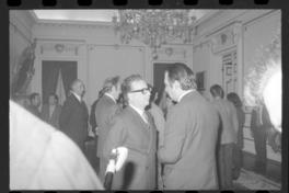 [Presidente Salvador Allende y su esposa Hortensia Bussi y ministros en la Moneda]: [La Batalla de Chile]