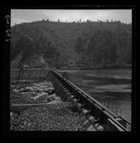 Bocatoma, barrera de 150 m. de largo, provista de compuertas que atajan el río Laja y desvían su caudal hacia el canal de aducción