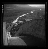 [Detalle de tuberías y Rápido de Descarga (obras de seguridad) con vista al río Laja]