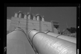 [Vista de las 3 cañerías metálicas que conducen el agua de la cámara de carga a la casa de máquinas, en caida casi vertical de 120 m.]