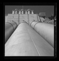 [Vista de las 3 cañerías metálicas que conducen el agua de la cámara de carga a la casa de máquinas, en caida casi vertical de 120 m.]