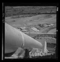[Vista de las cañerías metálicas que conducen el agua de la cámara de carga a la casa de máquinas, en caida casi vertical de 120 m.]