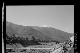 Faenas de excavación y revestimiento s del canal de desviación del río Polcura, vista hacia aguas abajo.