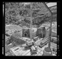 Construcción de la casa de máquinas, se aprecia la salida de dos túneles que alimentarán las turbinas.