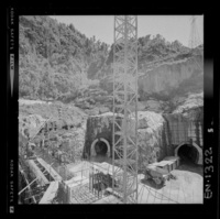 Construcción de la casa de máquinas, se aprecia la salida de dos túneles que alimentarán las turbinas.