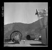 Construcción de las obras de tomas del río Polcura : Patio de almacenaje de piezas de montaje y tuberías de acero