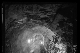 Refuerzos de la obra de toma, entrada del túnel común de aducción y faena de hormigonado de solera del mismo.