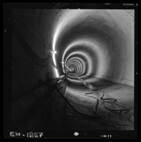Aspecto de túneles en etapa de terminación, uso de moldajes retráctiles y hormigonado de bóveda
