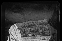 Llegada del túnel de aducción al río Pichipolcura y cepa de apoyo de tubería de acero para el cruce sobre el río