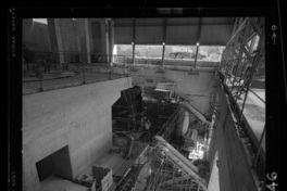 Casa de máquinas en una segunda etapa : vista exterior, interior y aspectos del montaje de los equipos, incluyendo el caracol de la turbina