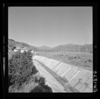 [Casa de máquinas en una segunda etapa : Construcción del canal de evacuación]