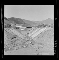 [Casa de máquinas en una segunda etapa : construcción del canal de evacuación]