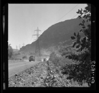 [Casa de máquinas en una segunda etapa : torres de conducción en la zona de Antuco]