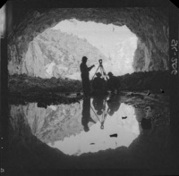 [Expertos con sus instrumentos de medición topográficas, inspeccionan las obras de construcción]