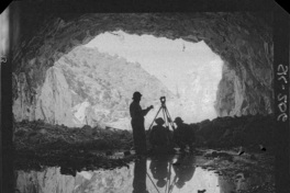 [Expertos con sus instrumentos de medición topográficas, inspeccionan las obras de construcción]