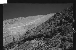 Paisaje de la zona, se aprecia el desarrollo de la cañería y su desnivel de 1153 m.