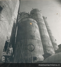 Instalaciones de la industria de cemento Polpaico, hacia 1960.