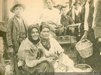 Nio y mujer en las calles de Santiago, 1919