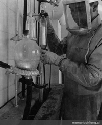 Qumico trabajando, hacia 1960