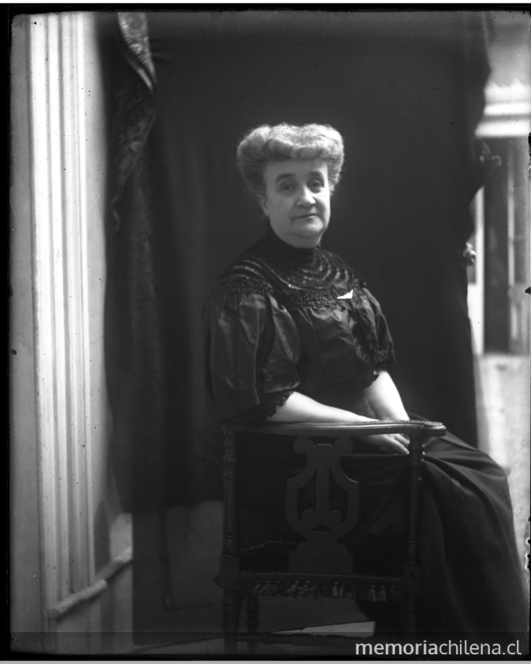Martina Barros de Orrego, entre 1905 y 1910 Martina Barros de Orrego, entre 1905 y 1910
