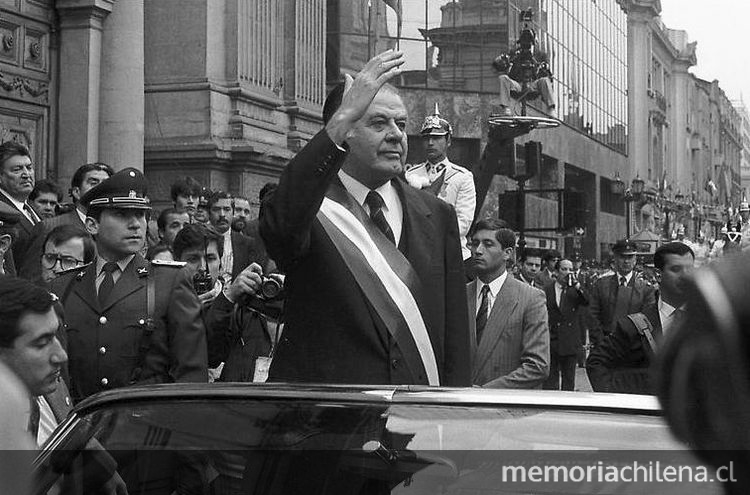 Pie de foto: El presidente Aylwin regresa a la moneda tras participar en el Tedeum, 18 de Septiembre de 1990. Pie de foto: El presidente Aylwin regresa a la moneda tras participar en el Tedeum, 18 de Septiembre de 1990.