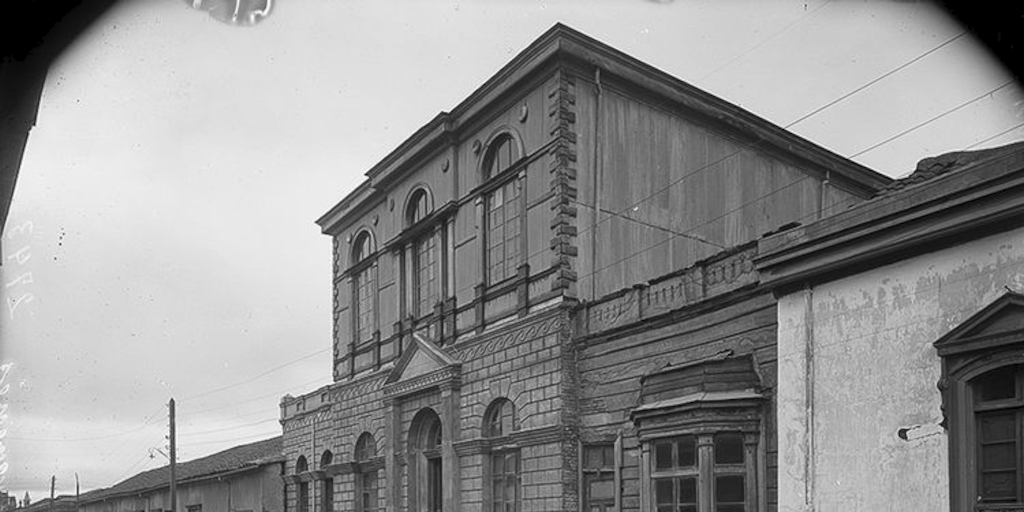 Fachada del edificio del juzgado de Cauquenes, c1930