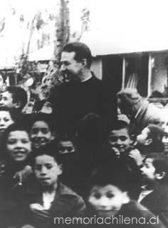 Padre Alberto Hurtado con niños