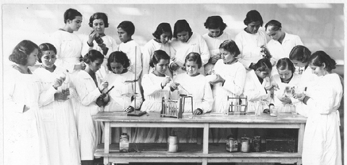 Alumnas en clase de química. 1937. Archivo Fotográfico Alumnas en clase de química. 1937. Archivo Fotográfico