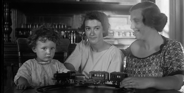 Retrato familiar. ca. 1935. Archivo Fotográfico. Retrato familiar. ca. 1935. Archivo Fotográfico.