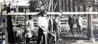 Faenas de construcci�n Museo Hist�rico Nacional. En la fotograf�a se aprecian los obreros de la �poca, 1922.