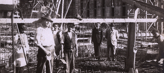 Obreros trabajando en la construcci�n de la Biblioteca Nacional.