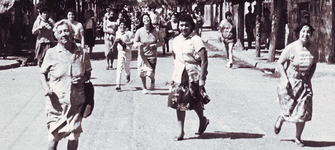 "Mujeres corriendo". Fondo Fort�n Mapocho, Archivo Nacional.