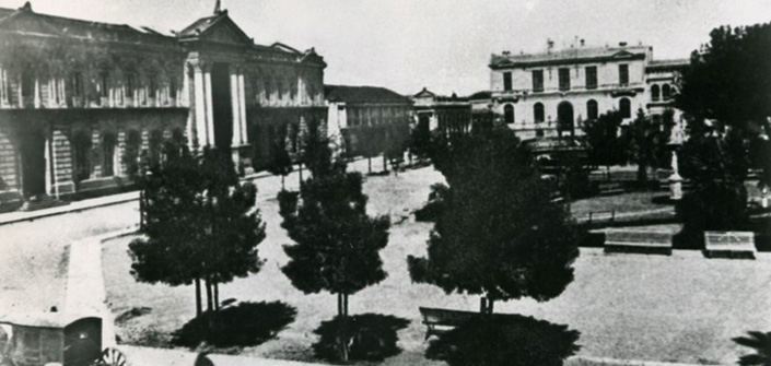 Plaza de Armas de Talca, comienzos del siglo XX. Al costado derecho, Palacio Consistorial. Al fondo, edificio del Banco de Talca Plaza de Armas de Talca, comienzos del siglo XX. Al costado derecho, Palacio Consistorial. Al fondo, edificio del Banco de Talca